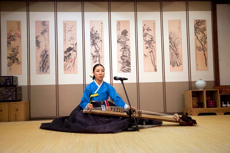 Girl Plays 'Voodoo Child' by Jimi Hendrix on Ancient Korean Gayageum